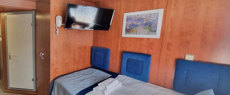 Одноместный «Стандарт» — кровать, телевизор и настенный декор