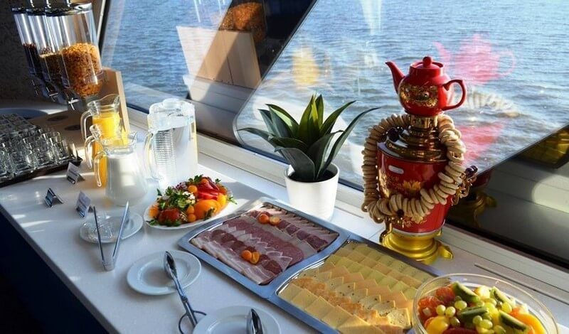 Сервировка на теплоходе «Антон Чехов» — закуски у панорамного окна
